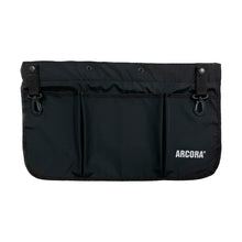 Die Arcora Multi Tool Belt Hüftarbeitstasche Mit Gurt Schwarz von Arcora International GmbH ist eine schwarze Stofftasche mit drei Vordertaschen, zwei oben verstellbaren Schnallenriemen und dem Aufdruck "ARCORA" in Weiß unten rechts.