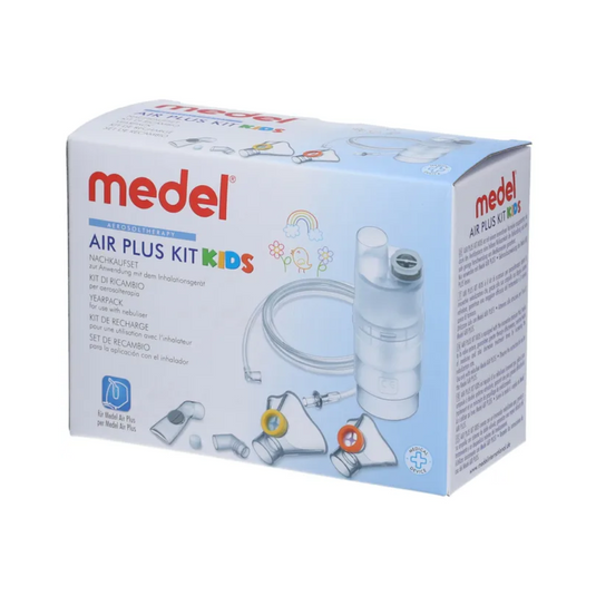 Ένα κουτί Medel® Air Plus Kids Yearpack για εισπνευστήρα από την Beurer GmbH, που περιέχει μια συσκευή νεφελοποιητή, ένα ρινικό ντους και αξεσουάρ για τη φροντίδα της αναπνοής των παιδιών. Το λευκό κουτί έχει μπλε και κόκκινο κείμενο, εικόνες των εξαρτημάτων του νεφελοποιητή και φιλικές προς τα παιδιά γραφικές παραστάσεις ενός ουράνιου τόξου, σύννεφων και ενός ήλιου.