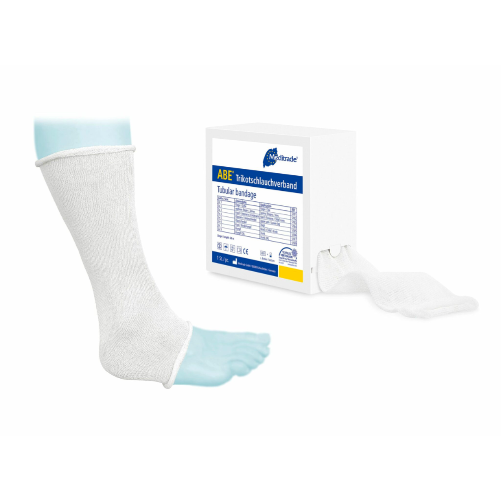 Ένα πόδι με έναν λευκό σωληνωτό επίδεσμο Meditrade ABE® δίπλα σε ένα κουτί με την επιγραφή «abe 7,6x11cm σωληνωτός επίδεσμος» και ένα χέρι με γάντι επιδεικνύει την εφαρμογή του