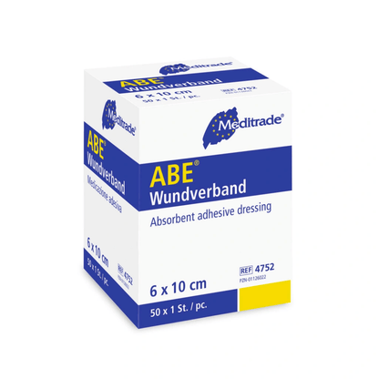 Ένα κουτί Meditrade ABE® αυτοκόλλητος απορροφητικός επίδεσμος τραυμάτων με διαστάσεις 6 x 10 cm, συσκευασμένο σε 50 τεμάχια ανά κουτί. Η συσκευασία είναι κυρίως λευκή με μπλε.