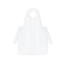 Σε γκρι φόντο απεικονίζεται μια μπλε ποδιά μιας χρήσης PE της Meditrade GmbH. Διαθέτει κυκλική λαιμόκοψη και μακριές πλαϊνές λωρίδες για δέσιμο στη μέση, εκπληρώνοντας έτσι βασικές απαιτήσεις υγιεινής.