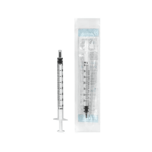 Μια σύριγγα ινσουλίνης Mediware χωρητικότητας 1 ml της εταιρείας Servoprax GmbH εμφανίζεται δίπλα στη συσκευασία της. Η σύριγγα διαθέτει διαφανή κύλινδρο με μαύρες ενδείξεις μέτρησης, μεταξύ των οποίων και διαχωριστικές γραμμές U 40, καθώς και μαύρο έμβολο. Στη διαφανή συσκευασία διακρίνεται κείμενο που επισημαίνει το σύνδεσμο Luer για εύκολη σύνδεση.