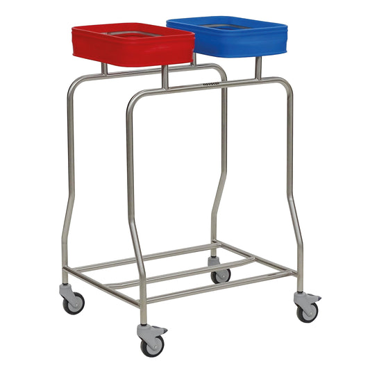 Der Novocal Edelstahl-Wäschesammler "Kompakt" Zweifachsammler verfügt über einen stabilen Edelstahlrahmen mit vier Rädern und zwei offenen, farblich gekennzeichneten quadratischen Rahmen auf der Oberseite zur einfachen Wäschetrennung.