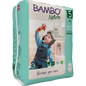 Eine Verpackung der Bambo Nature Pants von Abena Re-Seller GmbH, Größe 5 XL (11-17 kg), zeigt ein Kind in Latzhose mit einem Spielzeugflugzeug. Die umweltfreundliche Verpackung hebt die hautfreundlichen und umweltbewussten Eigenschaften hervor.