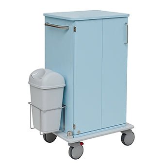 Το Novocal Pflege- und Arbeitswagen έχει ένα ανοιχτό μπλε μεταλλικό πλαίσιο με δύο πόρτες, μια πλαϊνή λαβή, μεγάλους γκρι τροχούς σε μια πλατφόρμα από πλήρες πλαστικό και έναν προσαρτημένο κάδο απορριμμάτων. Απεικονίζεται μπροστά σε λευκό φόντο.