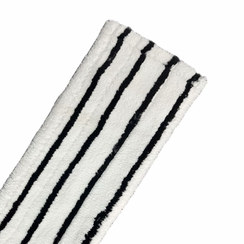 Μια κοντινή λήψη του Arcora EXCELLENT HARD MOPP ΓΚΡΙ-ΛΕΥΚΟ από την Arcora International GmbH - ένα γκρι-λευκό, ορθογώνιο πανί σφουγγαρίσματος με ομοιόμορφα κατανεμημένες μαύρες λωρίδες, το οποίο έχει αναπτυχθεί για τον αποτελεσματικό καθαρισμό σκληρών δαπέδων. Το μαλακό, υφασμάτινο υλικό μοιάζει με ένα υψηλής ποιότητας πανί καθαρισμού.