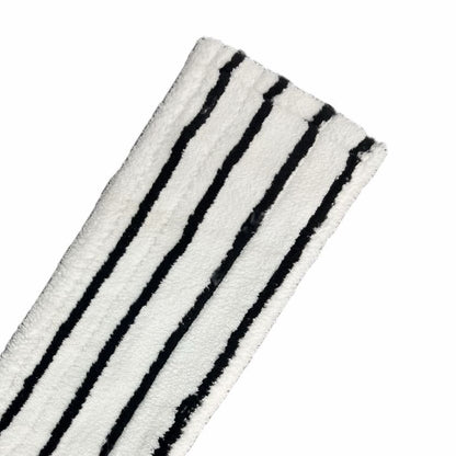 Μια κοντινή λήψη του Arcora EXCELLENT HARD MOPP ΓΚΡΙ-ΛΕΥΚΟ από την Arcora International GmbH - ένα γκρι-λευκό, ορθογώνιο πανί σφουγγαρίσματος με ομοιόμορφα κατανεμημένες μαύρες λωρίδες, το οποίο έχει αναπτυχθεί για τον αποτελεσματικό καθαρισμό σκληρών δαπέδων. Το μαλακό, υφασμάτινο υλικό μοιάζει με ένα υψηλής ποιότητας πανί καθαρισμού.