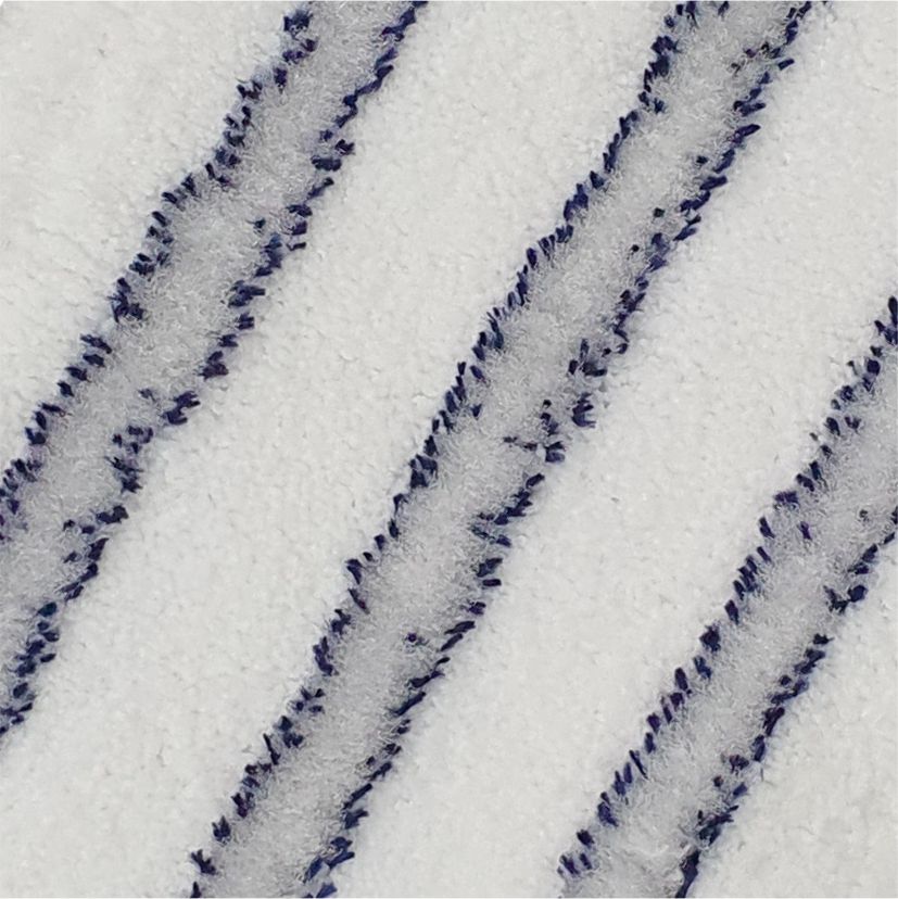 Nahaufnahme des Arcora EXCELLENT SOFT MOPP BLAU-WEISS von Arcora International GmbH: Auf der weißen, strukturierten Oberfläche sorgen drei gleichmäßig verteilte, leicht erhabene Diagonallinien in dunkel- und hellblauen, weichen Fasern für ein hochwertiges Finish.