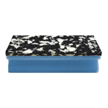 Το Arcora PU-PAD SCHWAMM (150 x 70 x 45 mm) της Arcora International GmbH έχει μια ορθογώνια μπλε βάση από αφρό PU και μια μαύρο-λευκή στίγματα επιφάνεια τριβής, που απεικονίζεται μπροστά από ένα απλό λευκό φόντο. Συσκευασία με 10 σφουγγάρια.