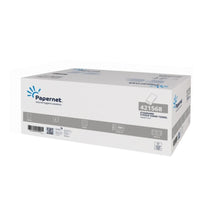 Das Bild zeigt eine große, weiße, rechteckige Schachtel mit Papernet Papierhandtüchern 421568 der Sofidel Germany GmbH mit Markenlogo und Produktdetails. Die Schachtel enthält 3990 Tücher in 2-lagiger V-Falz-Form, verteilt auf 15 Packungen, und unterstreicht so effiziente Hygienelösungen.