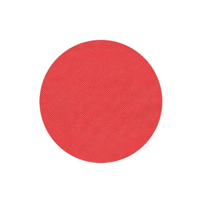 Μπροστά από ένα λευκό υπόβαθρο παρουσιάζεται το PAPSTAR τραπεζομάντηλο με ανάγλυφο δαμασκού της PAPSTAR GmbH με έναν κόκκινο, στρογγυλό δίσκο με δομημένη επιφάνεια και μοτίβο ανάγλυφου δαμασκού, ιδανικό για την αναβάθμιση της διακόσμησης του τραπεζιού σας.