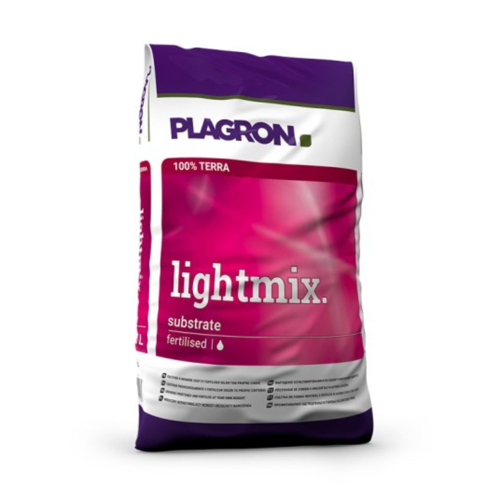 Μια σακούλα Plagron Lightmix με υπόστρωμα περλίτη από την Bertels B.V. σε μωβ και ροζ περιέχει 100% γη λιπασμένη με Terra με λευκό κείμενο. Η όρθια σακούλα δείχνει στο κάτω μέρος πληροφορίες προϊόντος και λεπτομέρειες περλίτη, αναδεικνύοντας έτσι το ποιοτικό χώμα Plagron.