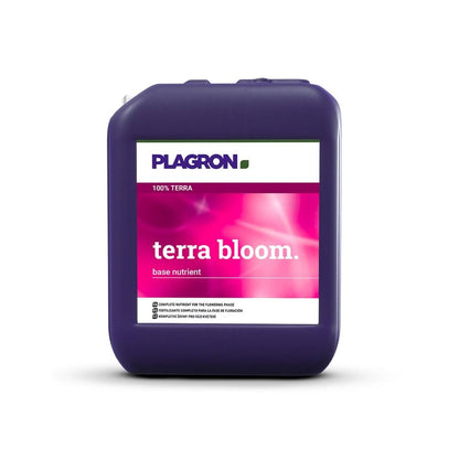Ένα σκούρο μοβ δοχείο «Plagron Terra Bloom» από την Bertels B.V. διαθέτει ροζ γραφικό και χαρακτηρίζεται ως βασικό θρεπτικό συστατικό για την ανθοφορία. Διαθέτει άνω λαβή και στόμιο για εύκολο άδειασμα, εξασφαλίζοντας έτσι βέλτιστη ανάπτυξη φυτών.