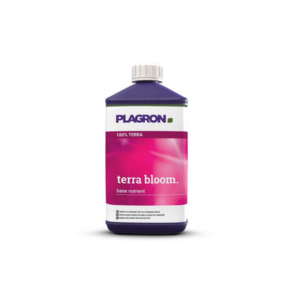 Το Plagron Terra Bloom, ένα κορυφαίο λίπασμα ανθοφορίας από την Bertels B.V., παρουσιάζεται σε ένα σκοτεινό μπουκάλι με λευκό καπάκι και ροζ ετικέτα με το όνομα του προϊόντος και το λογότυπο της μάρκας. «100% Terra» αναγράφεται με λευκά γράμματα σε μοβ φόντο για βέλτιστη ανθοφορία.