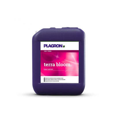 Ένα μοβ δοχείο με την επιγραφή «Plagron Terra Bloom» από την Bertels B.V. είναι ένα λίπασμα ανθοφορίας με ροζ-λευκή ετικέτα, το οποίο χρησιμοποιείται ως βασικό θρεπτικό συστατικό για την προώθηση της βέλτιστης ανθοφορίας για έντονη ανάπτυξη φυτών.