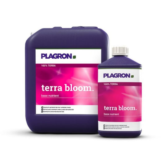Δύο δοχεία με Plagron Terra Bloom της Bertels B.V. βρίσκονται μπροστά από ένα λευκό φόντο. Το μεγαλύτερο δοχείο, σε σκούρο μωβ χρώμα, φέρει μια ροζ-λευκή ετικέτα που αντανακλά το σχέδιο του μικρότερου και είναι ιδανικό για να ενισχύσει την πλούσια ανθοφορία στον κήπο σας.