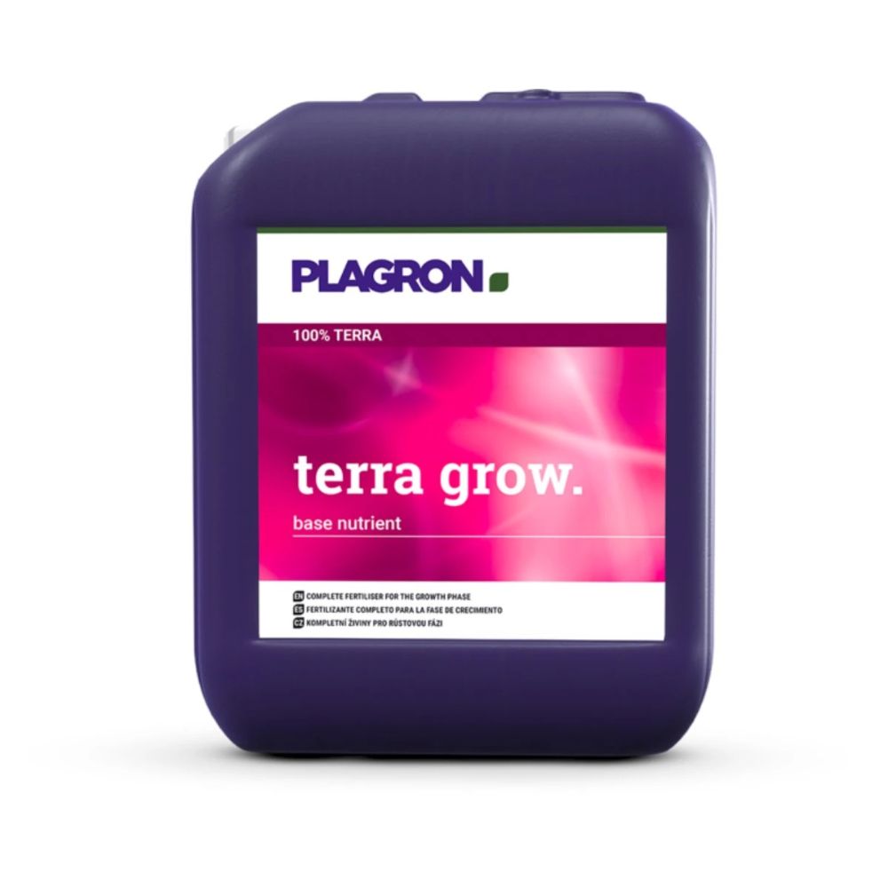Το Plagron Terra Grow από την Bertels B.V. είναι ένα μεγάλο, σκούρο μωβ δοχείο για τη φάση ανάπτυξης με λευκή ετικέτα με ροζ και πράσινες λεπτομέρειες. Περιέχει οδηγίες με μικρά γράμματα στο κάτω μέρος και έχει πρακτική λαβή μεταφοράς στην κορυφή.