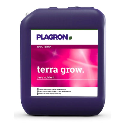 Ένα μωβ δοχείο με την επιγραφή «Plagron Terra Grow» από την Bertels B.V. έχει ροζ-λευκό σχεδιασμό. Είναι ένα πλήρες λίπασμα με βάση τα ανόργανα συστατικά που προάγει ταχύτερη ανάπτυξη φυτών κατά τη φάση ανάπτυξης, με πολυγλωσσικό κείμενο.