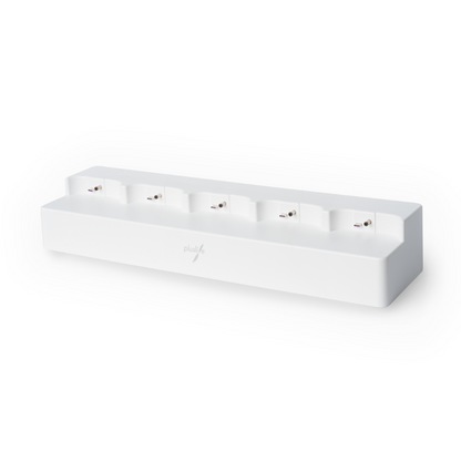 Μια λευκή, ορθογώνια βάση φόρτισης με έξι ξεχωριστές υποδοχές, καθεμία εξοπλισμένη με ακροδέκτη για τη φόρτιση συμβατών συσκευών. Η επιφάνεια της βάσης είναι λεία με μια ελαφρώς ανυψωμένη πίσω πλευρά, και στο μπροστινό μέρος είναι τυπωμένο το λογότυπο «Pluslife» σε γκρι χρώμα. Ιδανική για χρήση ως Pluslife 5 Ports HUB για τις συσκευές δοκιμών Pluslife POC-NAT | Συσκευασία (1 τεμάχιο).