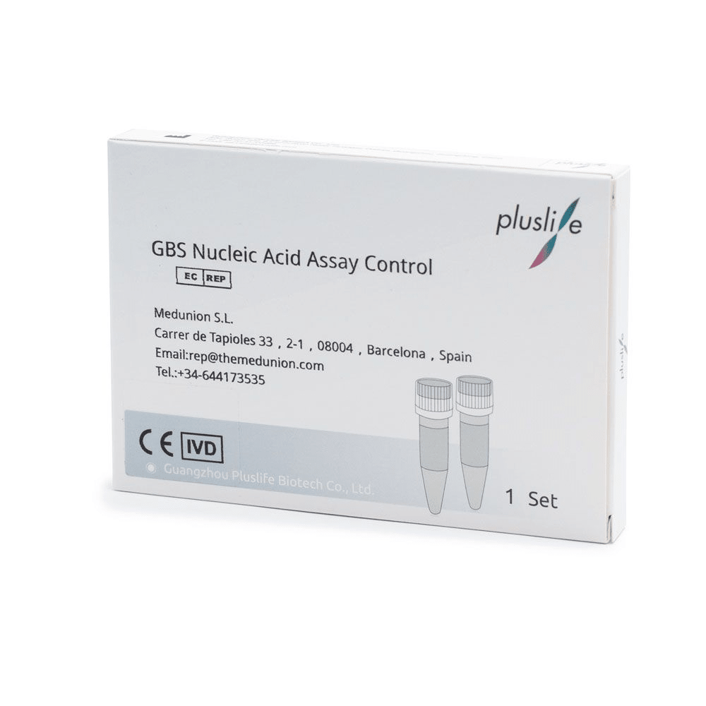 Το πακέτο με την επιγραφή „Pluslife GBS (Strep B) Nukleinsäure PCR Kontrollkit“ περιέχει στοιχεία επικοινωνίας για την Medunion S.L. στη Βαρκελώνη, Ισπανία, και την Guangdong Pluslife Biotech Co., Ltd. Αυτό το κιτ, που έχει σχεδιαστεί για PCR τεστ, περιέχει ελέγχους τεστ για Streptococcus agalactiae με δύο μικρά φιαλίδια που απεικονίζονται στη συσκευασία.
