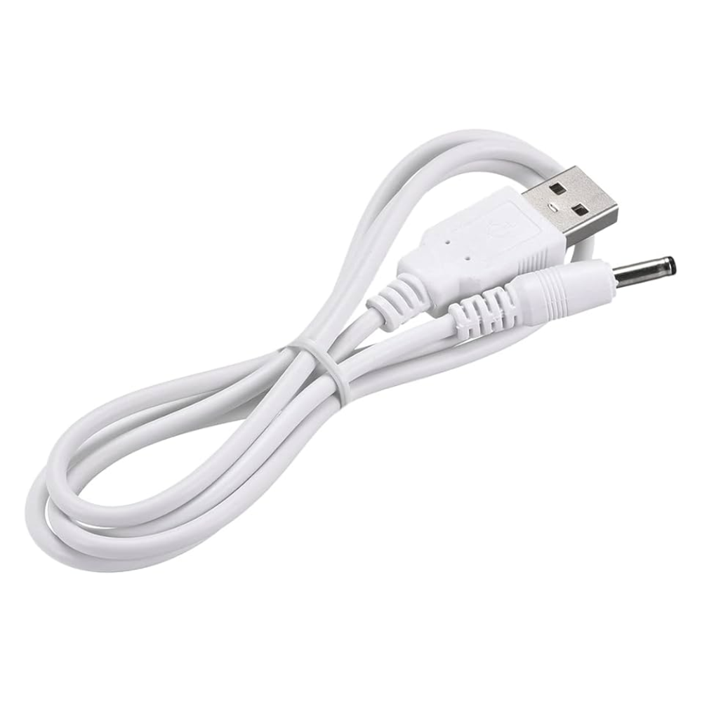 Ένα *Pluslife* καλώδιο USB σε λευκό, με ένα τυπικό βύσμα USB-A στη μία άκρη και ένα κυλινδρικό DC βύσμα ρεύματος στην άλλη άκρη, παρουσιάζει ανθεκτική κατασκευή. Είναι τακτικά τυλιγμένο σε λευκό φόντο και μοιάζει με το κομψό *Pluslife καλώδιο φόρτισης USB σε 3,5 mm*.