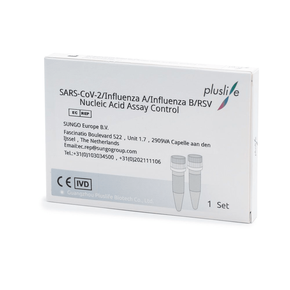 Μια συσκευασία με την επιγραφή „Pluslife SARS-CoV-2/Influenza A/Influenza B/RSV Nukleinsäure PCR Kontrollkit | Πακέτο (1 ζευγάρι)“ από την Sunggo Europe B.V. περιέχει πιστοποιητικά, στοιχεία επικοινωνίας και δείχνει μια εικόνα δύο φιαλιδίων, υπογραμμίζοντας τη λειτουργία του προϊόντος ως ακριβές κιτ ελέγχου για μια αποτελεσματική δοκιμή PCR για την γρίπη.