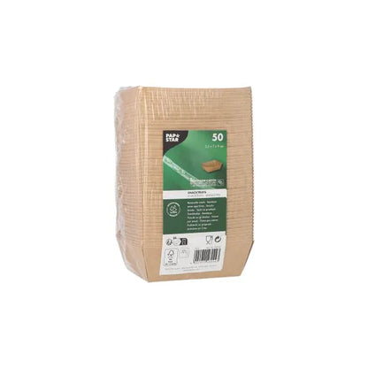 Ένα πακέτο με 50 PAPSTAR Snacktrays, χαρτόνι "pure" - καφέ της PAPSTAR GmbH, κάθετα στοιβαγμένα σε διάφανη μεμβράνη. Η ετικέτα δείχνει πληροφορίες προϊόντος, σύμβολα ανακύκλωσης και έναν γραμμωτό κώδικα. Αυτά τα φιλικά προς το περιβάλλον δοχεία είναι βιώσιμο σερβίτσιο μιας χρήσης.