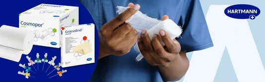 Hartmann Banner mit Cosmopor- und Grassolind-Wundauflagen, Mullbinden, bunten Venenverweilkanülen und Händen, die einen Finger verbinden