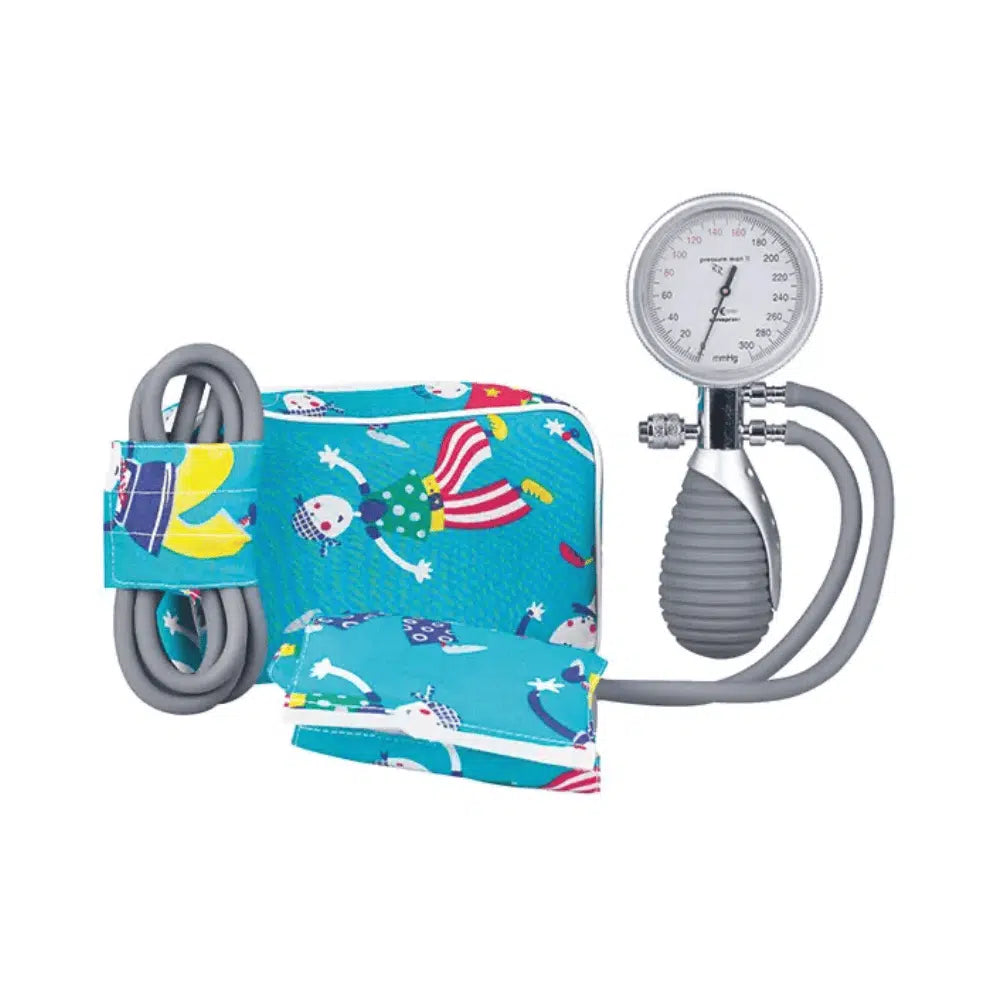 Παρουσιάζουμε τη συσκευή μανόμετρου δύο σωλήνων Pressure Man II για παιδιά και βρέφη από την Servoprax GmbH. Αυτή η περιχειρίδα πίεσης για παιδιά έχει έναν πολύχρωμο σχεδιασμό με κλόουν και μπαλόνια και συνοδεύεται από ένα μανόμετρο, ένα λαμπτήρα και έναν γκρι σωλήνα. Είναι ιδανική για παιχνιδιάρικες αλλά και ακριβείς μετρήσεις πίεσης αίματος σε παιδιά.