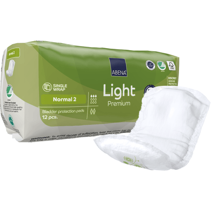 Μια πράσινο-λευκή συσκευασία ABENA Light Normal 2, Premium | Συσκευασία (12 τεμάχια) της Abena Re-Seller GmbH βρίσκεται δίπλα σε μια μη διπλωμένη επένδυση. Η συσκευασία δείχνει λεπτομέρειες προϊόντος, σύμβολα και υπογραμμίζει την απορροφητικότητα.