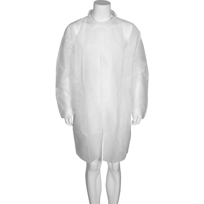 Η επισκεπτική ποδιά, Nonwoven/PP, Λευκή από την Abena Re-Seller GmbH είναι μια μιας χρήσης εργαστηριακή ποδιά με μακριά μανίκια, γιακά και κουμπιά μπροστά, που παρουσιάζεται σε μια κούκλα βιτρίνας.