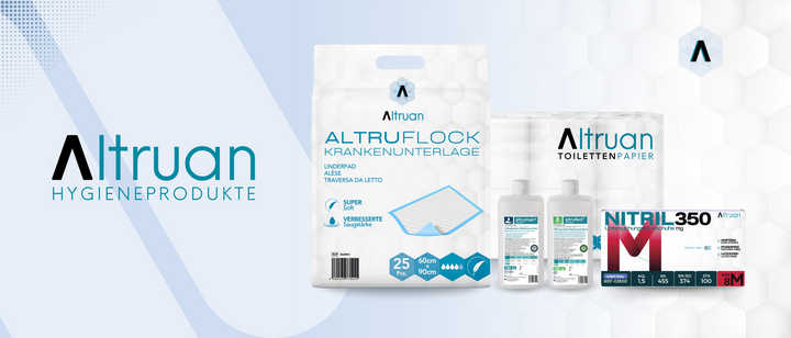 Eine Auswahl an Altruan-Hygieneprodukten, darunter Unterlagen, Toilettenpapier, Handdesinfektionsmittel und eine Schachtel mit Nitrilhandschuhen, mit dem Altruan-Logo und -Schriftzug im Hintergrund, ist ausgestellt.