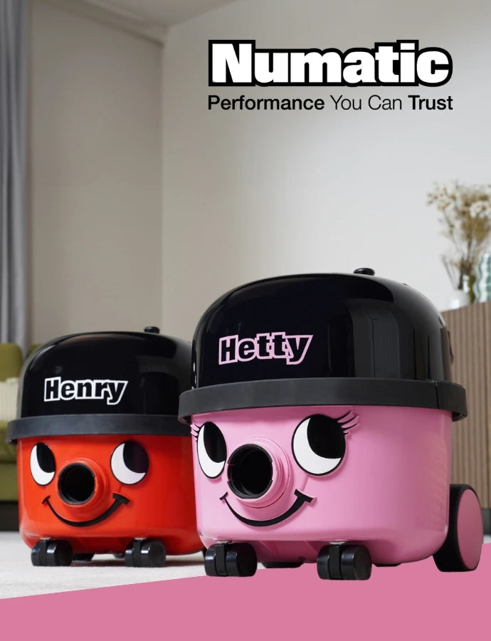 Numatic Henry und Hetty Staubsauger in Rot und Rosa auf einem Teppich vor modernem Wohnraum.