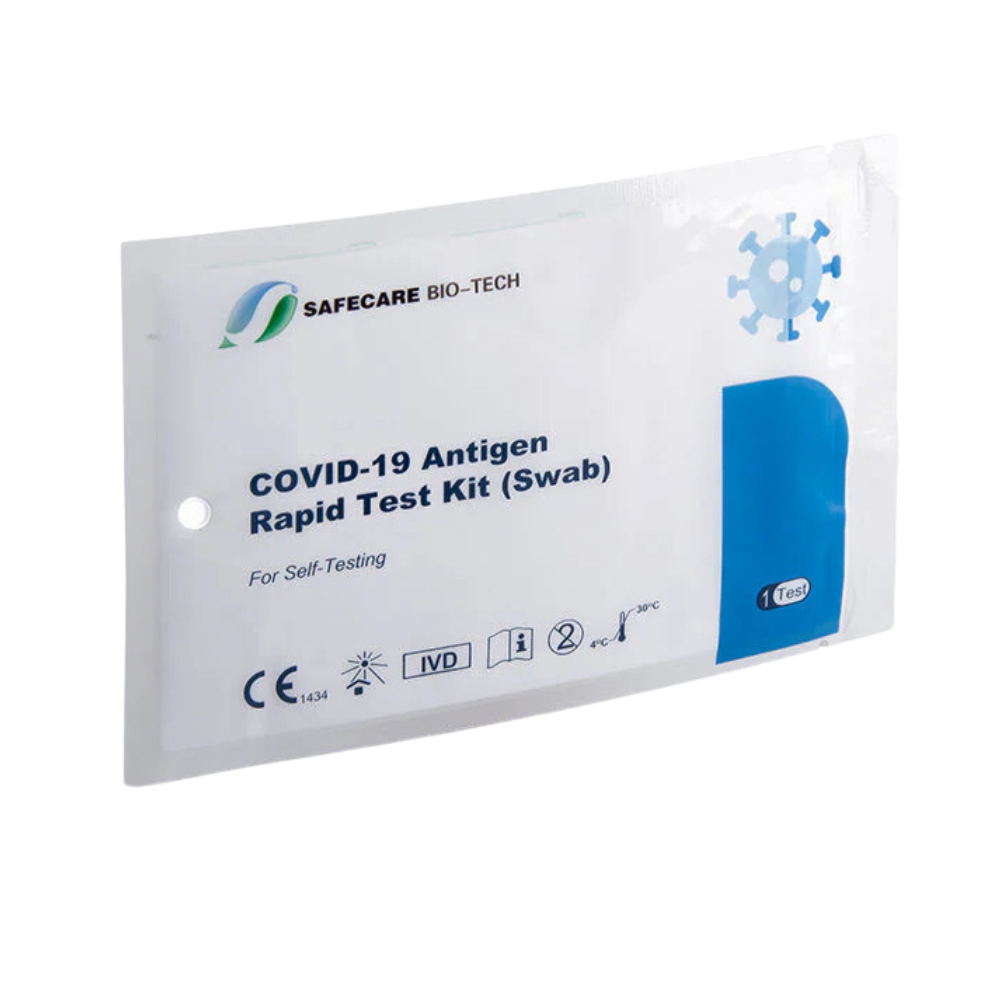 Eine versiegelte Packung Safecare LAIENTEST 1er COVID-19 Antigen Rapid Test Kit (1 Stück). Auf dem Etikett ist ein Text zu sehen, der darauf hinweist, dass es sich um ein Selbsttest-Kit handelt, wobei CE und andere Prüfzeichen sichtbar sind. Die Packung enthält einen Einzeltest.