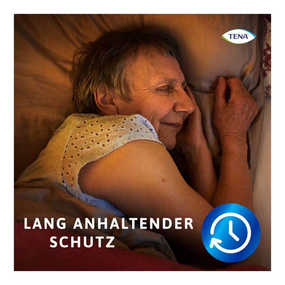 Eine ältere Person mit kurzen grauen Haaren schläft in einem ärmellosen Oberteil auf der Seite. "LANG ANHALTENDER SCHUTZ" mit einem blauen Uhrensymbol unterstreicht den nachhaltigen Schutz der TENA Protection Pants Normal Inkontinenzpants von TENA - Essity Germany GmbH. Das TENA-Logo befindet sich in der oberen rechten Ecke.
