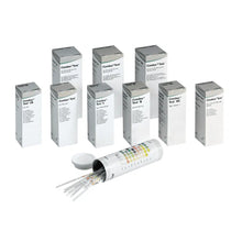 Πίσω από ένα ανοιχτό κυλινδρικό δοχείο με καπάκι κρύβονται εννέα κουτιά με την επιγραφή «Combur®» της Servoprax GmbH, που περιέχουν το καθένα 100 ταινίες ούρων Roche. Στην πλευρά του δοχείου υπάρχει ένας πολύχρωμος πίνακας, ιδανικός για τη διεξαγωγή ενός γρήγορου τεστ.