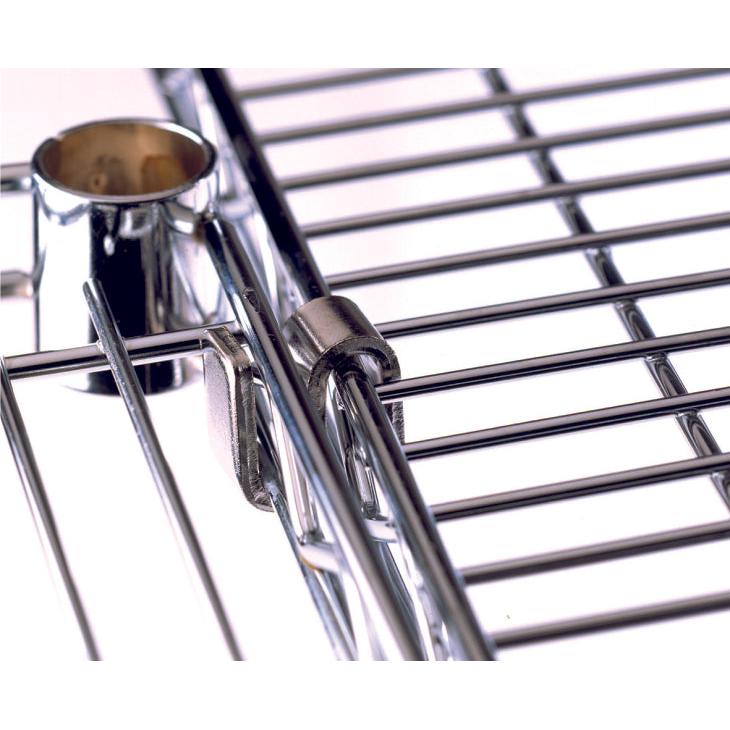 Κοντινό πλάνο ενός γάντζου Novocal "S" για σχάρες ραφιών (1 τεμάχιο), που ασφαλίζει τα γυαλιστερά χρωμιωμένα συρμάτινα ράφια. Ο μεταλλικός κύλινδρος είναι μερικώς ορατός στο παρασκήνιο. Ιδανική λύση αποθήκευσης από την Novocal.