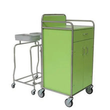 Ein Novocal Stationswagen mit Schublade und doppeltürigem Schrank steht neben einem Abfallständer mit zwei Behältern aus Metall. Beide haben Edelstahlrahmen, vollverschweißte Rundrohrverbindungen und Räder - ideal für medizinische Einrichtungen vor weißem Hintergrund.