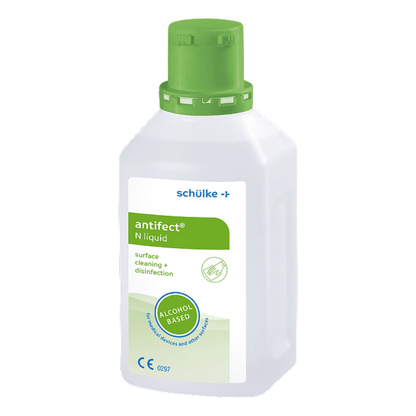 Ένα μπουκάλι Schülke antifect® N Liquid Flächendesinfektion της Schülke & Mayr GmbH με λευκή ετικέτα και πράσινες λεπτομέρειες, που απεικονίζουν σύμβολα για βιολογικό κίνδυνο και ασφάλεια περιβάλλοντος.