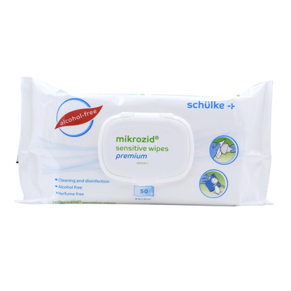 Μια συσκευασία Mikrozid® sensitive Wipes Jumbo της Schülke & Mayr GmbH. Η λευκή συσκευασία περιέχει 50 μη αλκοολούχα και μη αρωματισμένα μαντηλάκια, παρουσιασμένα με ένα καπάκι που ανοίγει. Εικονίδια απεικονίζουν τη χρήση σε ευαίσθητο δέρμα.