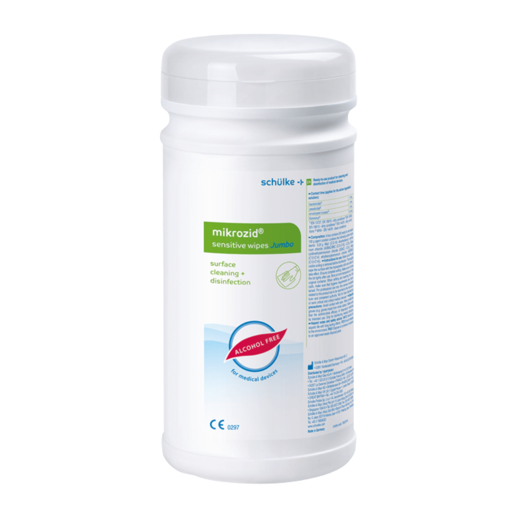 Λευκός κυλινδρικός δοχείο με «Schülke Mikrozid® sensitive wipes jumbo» για καθαρισμό και απολύμανση επιφανειών, χαρακτηρισμένος ως μη αλκοολούχα απολυμαντικά μαντηλάκια με λεπτομερείς πληροφορίες και το branding της Schülke & Mayr GmbH.