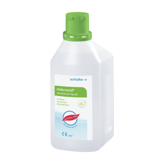 Eine weiße Plastikflasche mit grünem Verschluss und der Aufschrift „Schülke mikrozid® sensitive liquid“. Das Etikett weist darauf hin, dass es sich um ein alkoholfreies Oberflächenreinigungs- und Desinfektionsmittel für alkoholempfindliche Produkte der Schülke & Mayr GmbH handelt.