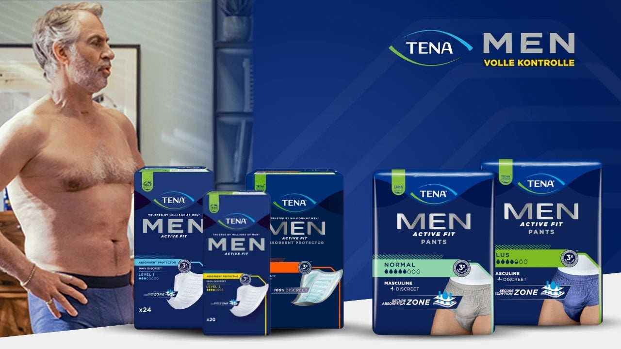 Werbebild für TENA Men Inkontinenzprodukte: Links ein erwachsener Mann mit grauen Haaren und Bart in Unterwäsche, der selbstbewusst steht. Rechts mehrere Verpackungen von TENA Men Active Fit Einlagen und Pants in verschiedenen Größen und Saugstärken. Oben rechts das Logo „TENA MEN – volle Kontrolle“ vor blauem Hintergrund.
