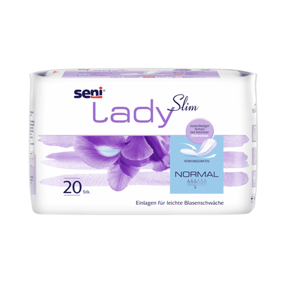 Μια συσκευασία 20 τεμαχίων Seni Lady Slim Normal επιθεμάτων της TZMO Deutschland GmbH παρουσιάζεται σε μια λευκή-βιολετί συσκευασία με ανθικό μοτίβο, γερμανικές λεπτομέρειες προϊόντος και αποσμητικό για ελαφριά αδυναμία της κύστης.
