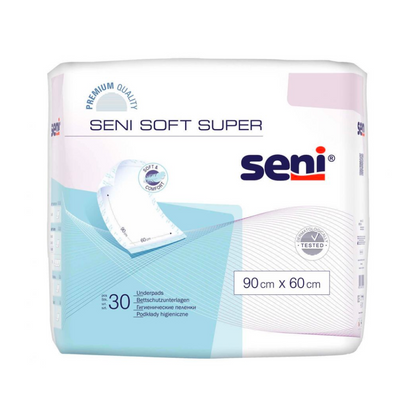Μια συσκευασία 30 τεμαχίων Seni Soft Super υποστρώματα προστασίας κρεβατιού, διάφορα μεγέθη από την TZMO Deutschland GmbH, μέγεθος 90 x 60 cm. Η κυρίως λευκή συσκευασία με μπλε και ροζ αποχρώσεις είναι εξοπλισμένη με εικόνες προϊόντων, σφραγίδες ποιότητας και «βέλτιστη προστασία».