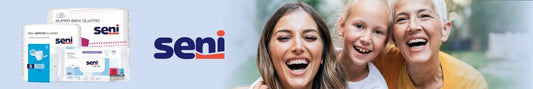 Werbebanner der Marke Seni. Links im Bild sind verschiedene Seni-Produkte abgebildet, darunter Inkontinenzprodukte wie „Seni Active Classic“ und „Super Seni Quatro“. In der Mitte steht groß das Seni-Logo. Rechts im Bild sieht man drei lachende Personen aus drei Generationen: ein älteres Familienmitglied, eine junge Frau und ein Kind. Der Hintergrund ist freundlich und naturbelassen.