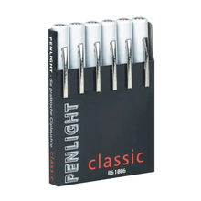 Ένα μαύρο κουτί με την ένδειξη «Penlight Classic Six Pack Dispenser, bedruckt» της εταιρείας Servoprax GmbH περιέχει έξι λευκούς φακούς σε σχήμα στυλό, όπως αυτοί που χρησιμοποιούνται συχνά στις ιατρικές εξετάσεις. Κάθε φακός διαθέτει ένα ασημένιο κλιπ για εύκολη πρόσβαση κατά τη διάρκεια της διάγνωσης.