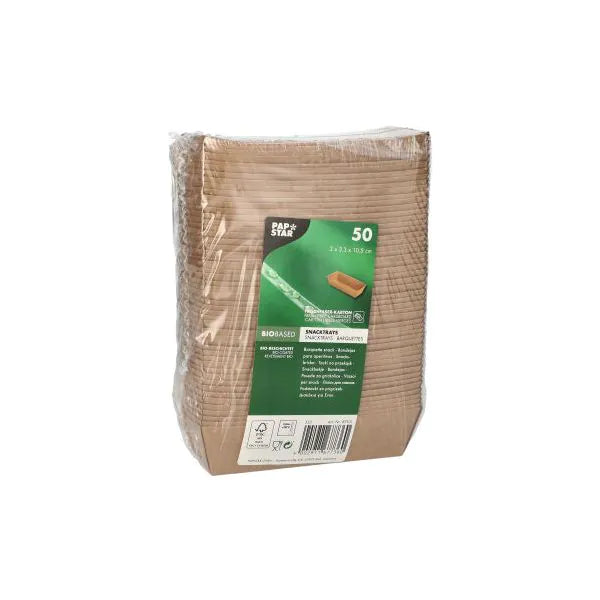 Μια σφραγισμένη συσκευασία με 50 καφέ PAPSTAR "pure" Snacktrays από χαρτόνι της PAPSTAR GmbH, βιώσιμο σερβίτσιο μιας χρήσης με πράσινη μπροστινή πλευρά για πληροφορίες προϊόντος και branding.