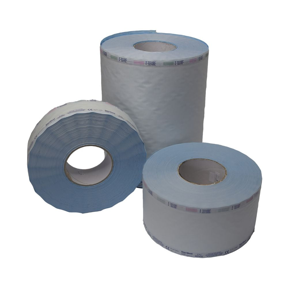 Η οθόνη δείχνει τρεις μεγάλους κυλινδρικούς μπλε-λευκούς ρόλους της MCD MEDICAL CARE DENTAL GmbH συμπεριλαμβανομένου του φύλλου αποστείρωσης με δείκτη ατμού και αερίου EO, πολυπροπυλένιο/χαρτί, κατάλληλο για αποστείρωση FO. Ένας μεγαλύτερος ρόλος βρίσκεται πίσω, δύο μικρότεροι μπροστά.