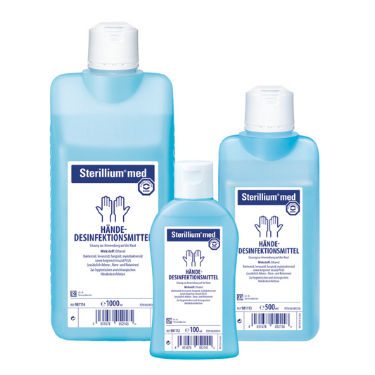 Drei Flaschen Sterillium® med Händedesinfektionsmittel auf Ethanolbasis in verschiedenen Größen mit deutscher Beschriftung. Die Flaschen sind durchscheinend blau mit weißen Verschlüssen und Etiketten mit medizinischen Symbolen. Das Produkt wird von der Paul Hartmann AG hergestellt.